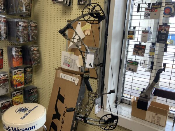 Hoyt AX-2 Compound Bow - Image 4