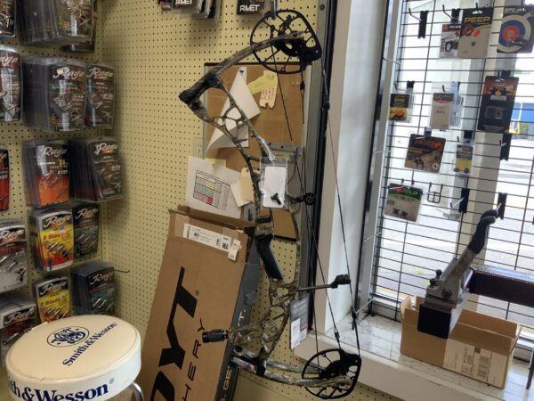 Hoyt AX-2 Compound Bow - Image 4