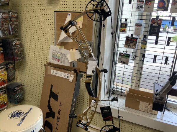 Hoyt AX-2 Compound Bow - Image 3