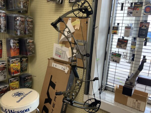 Hoyt AX-2 Compound Bow - Image 2